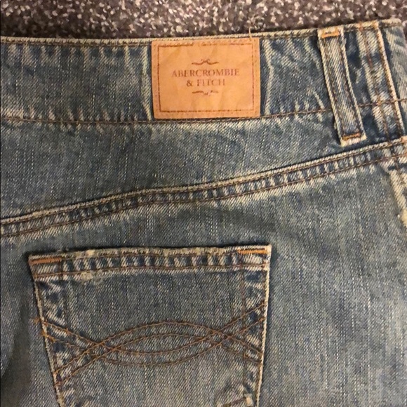 Classic denim cut-off skirt in light wash - Picture 3 of 4